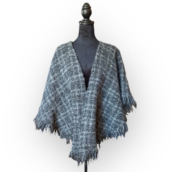 Vintage Weave of The Irish Gray Plaid Wool Cape Wrap Shawl w/Fringe One Size - Picture 1 of 11